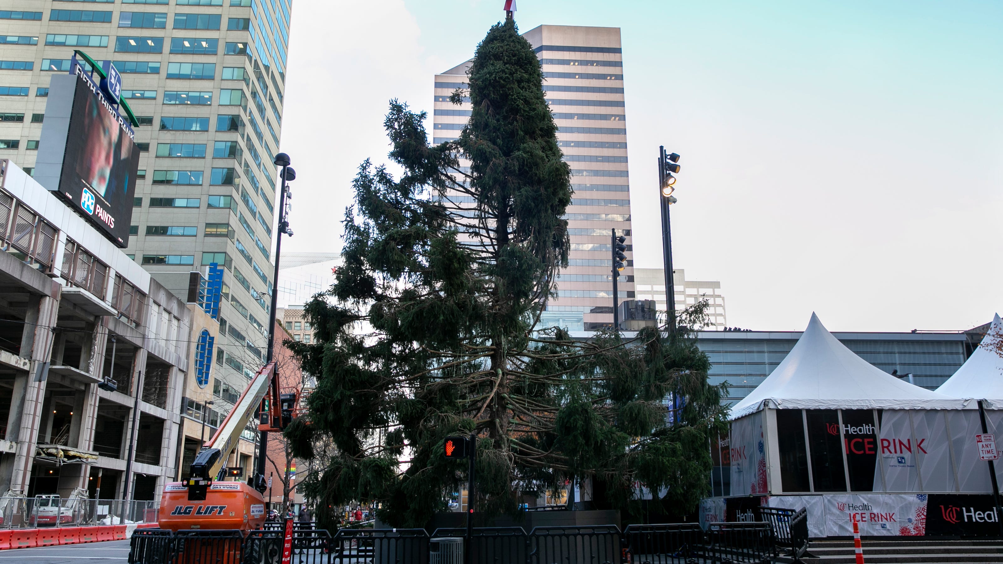 Christmas Trees Cincinnati 2021 Cincinnati Christmas Tree In Fountain Square Comes With Jokes In 2020 Christmas Trees Cincinnati 2021 Cincinnati Christmas Tree In Fountain Square Comes With Jokes In 2020