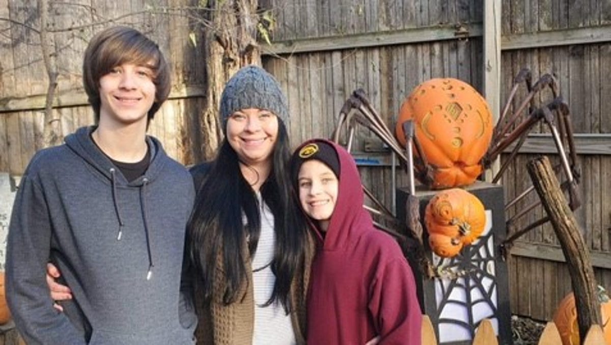 Michelle Hansen, of Sioux City, poses with her two children.