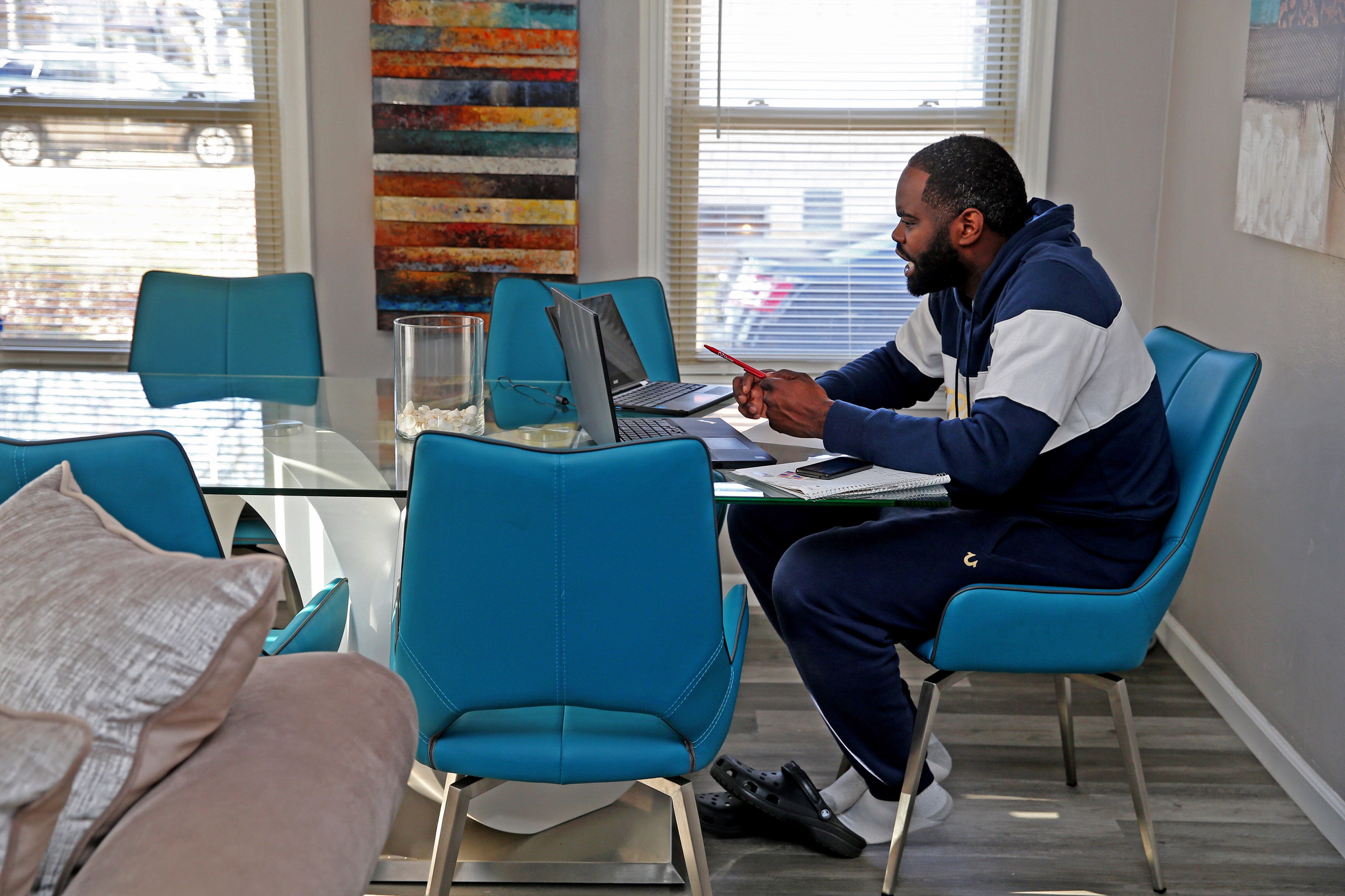 Jarvis Ragland, now a special education resource teacher at Marvin E. Pratt Elementary School, meets with students virtually because of the pandemic.