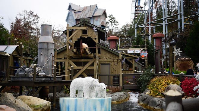 Dollywood S Smoky Mountain Christmas 2020 Dazzles In Pigeon Forge Dollywood At Christmas 2021