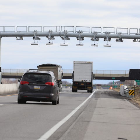 Cashless toll readers on the New York State Thruwa