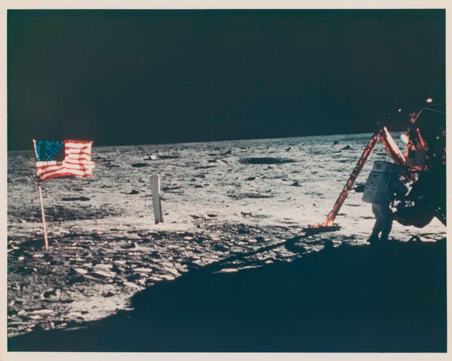 Photo of Neil Armstrong Moonwalk, vesmírne selfie fotografie pre aukciu Christie’s