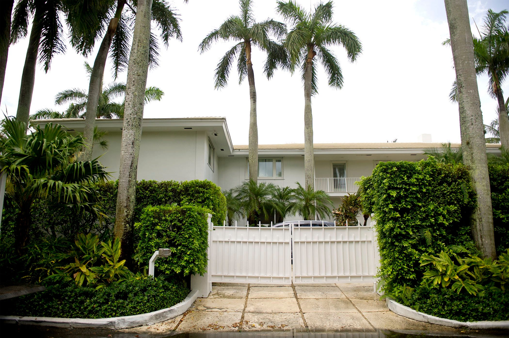 Exclusive Town Oks Razing Jeffrey Epstein S Palm Beach House