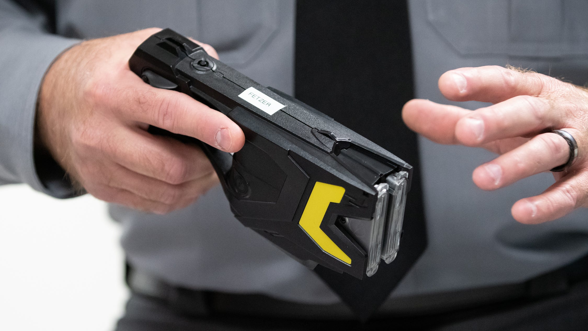 Cuantos voltios tiene un taser