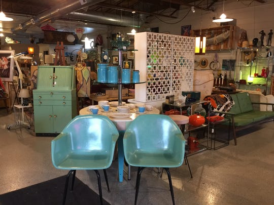 If you love mid century vintage furniture and home decor, Vogue Vintage is for you.