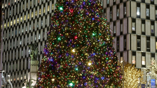 The Downtown Detroit Christmas Tree Still Stands And Sparkles Christmas Parties 2021 Detroit