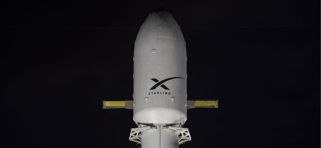 عرض صاروخ SpaceX Falcon 9 يحمل شعار Starlink الخاص بالشركة.