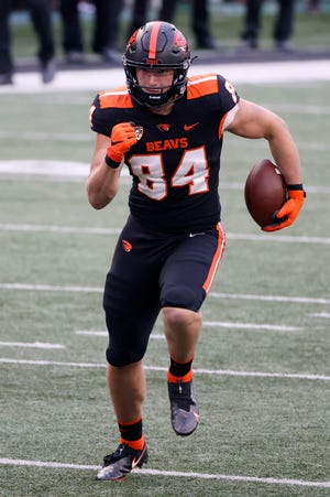 Oregon State Beavers tight end Teagan Quitoriano (84) runs after a catch against the California Golden Bears during the second half at Reser Stadium on Nov 21, 2020.