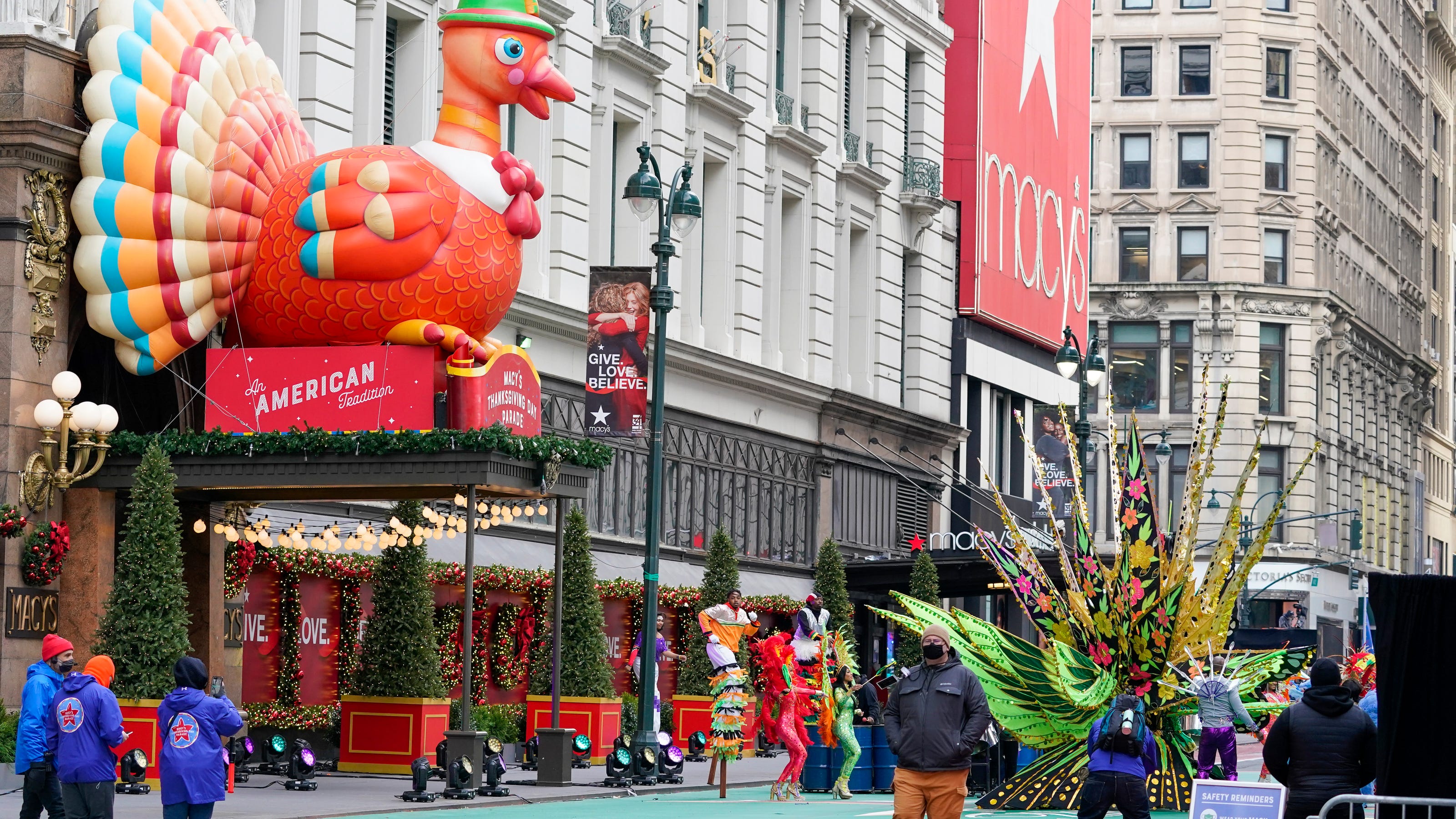 How to watch 2022 Macy's Thanksgiving Day Parade streaming, performers