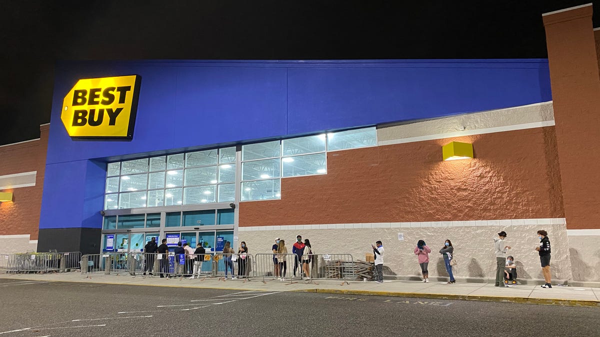 The socially distant line outside Best Buy in Wilmington didn't form until about 4 a.m. on Black Friday, just before the national retailer opened its doors at 5 a.m.
