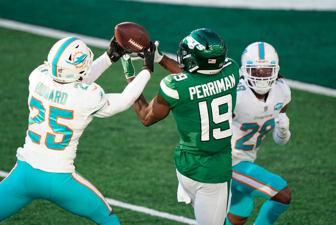 Dolphins cornerback Xavien Howard (25) breaks up a pass intended for Jets receiver Breshad Perriman during Sunday's game in East Rutherford, N.J.