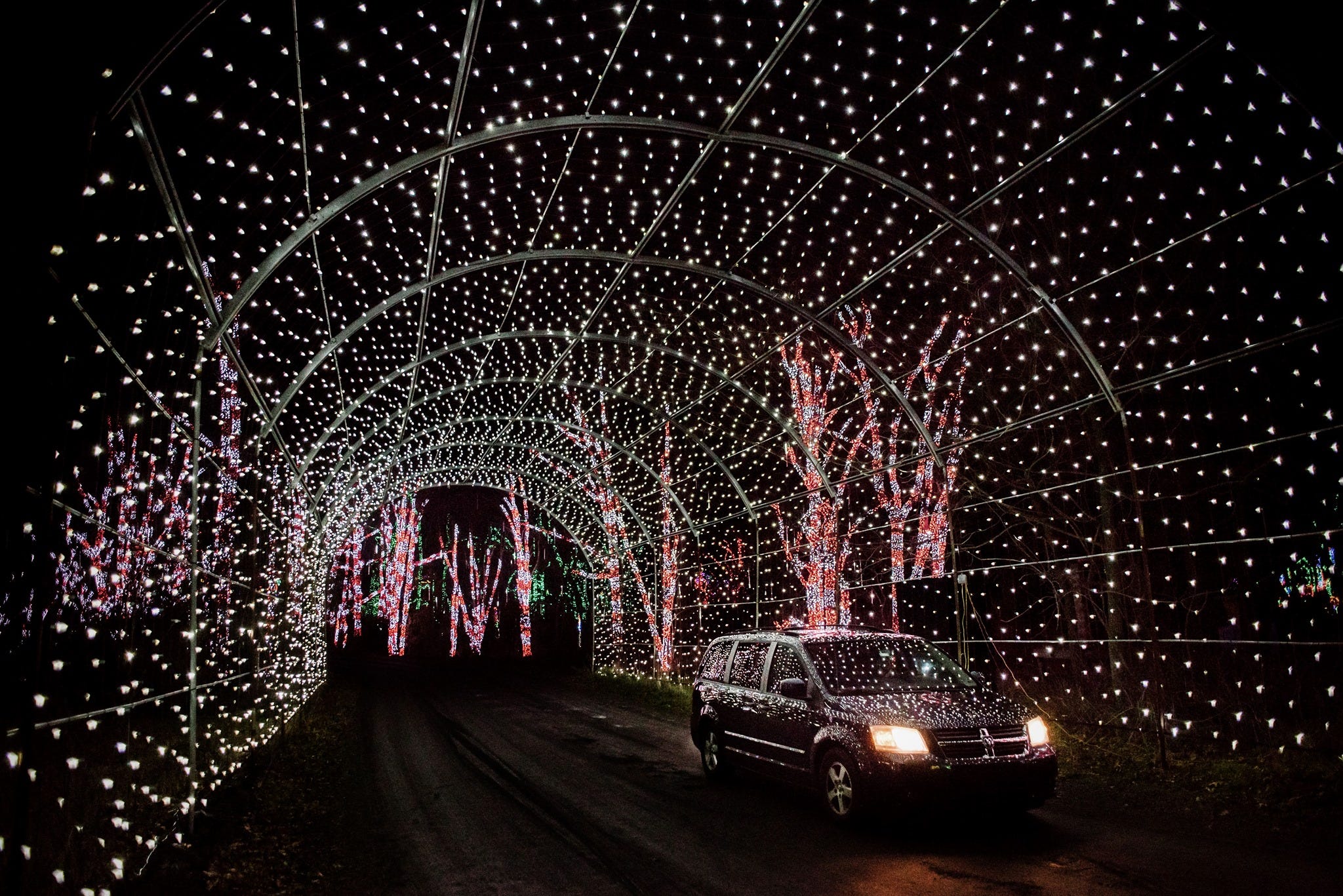 Sophie træk uld over øjnene indtryk Drive-through holiday shows a safe way to brighten holiday in east Pa.