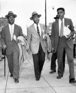 Ralph Abernathy 목사(왼쪽), Dr. Martin Luther King, Jr. 목사(가운데), Bayard Rustin, 앨라배마 주 몽고메리에서 인종 차별적인 버스 보이콧 지도자들이 1956년 2월 24일에 몽고메리 카운티 법원을 떠나고 있습니다. 민권 지도자들은 87명의 다른 흑인 운동가들과 함께 기소되었습니다.  수천 명의 지지자들이 대규모 기소와 체포에 항의하며 행진했습니다.  (AP 사진)