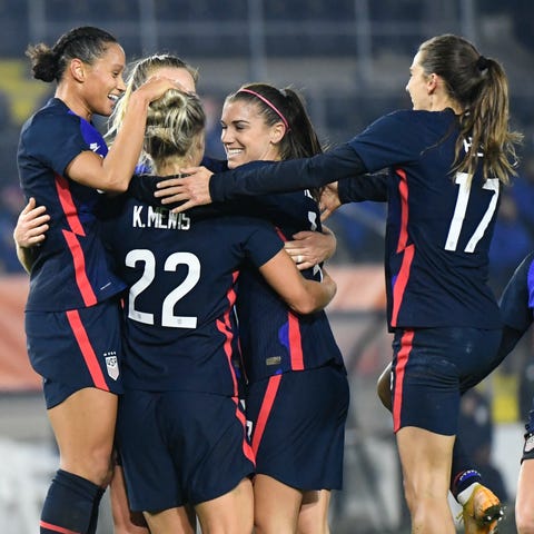 USWNT players celebrate a goal by Kristie Mewis (2