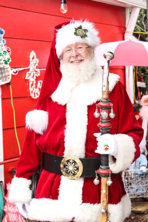 O próprio Papai Noel às vezes visita o Café da Manhã de Natal na Avenida Frankfort.