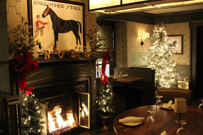Klasik tatil dekoru, Black Horse Tavern & Pub'daki kükreyen şömineyi tamamlar.