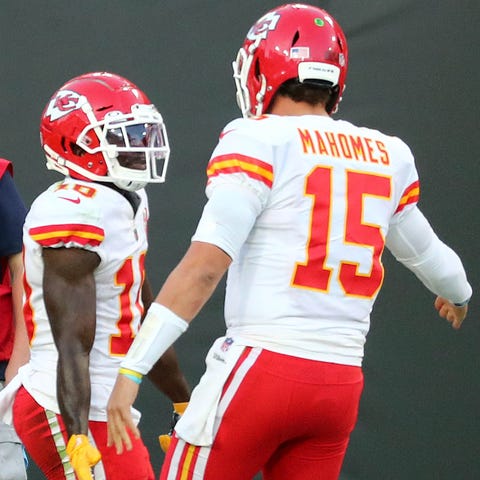 Tyreek Hill celebrates with Patrick Mahomes after 