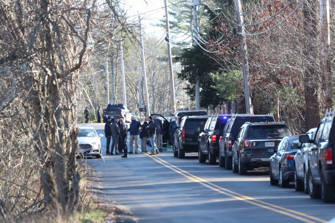 La policía de Middleboro y los detectives de la Policía Estatal de Massachusetts en Highland Street, donde están investigando un doble asesinato dentro de una casa, el jueves 10 de diciembre de 2020.