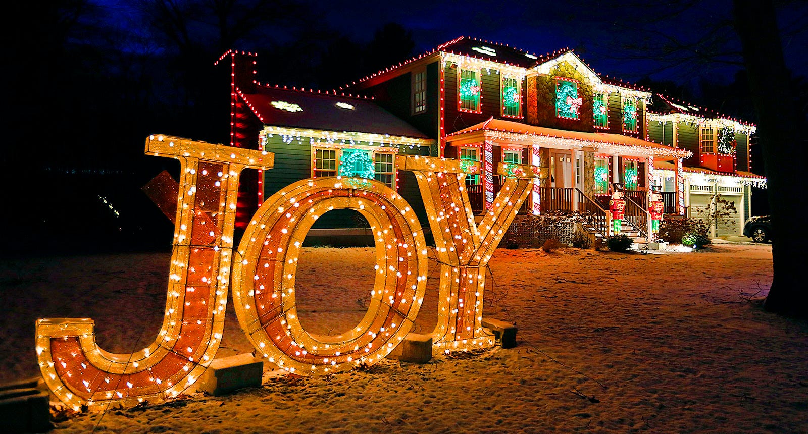 Marshfield holiday light display rivals Clark Griswold's decorations
