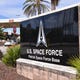 Nuovi segnali sono all'ingresso sud della Patrick Air Force Base della US Space Force, precedentemente Patrick Air Force Base. 