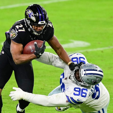 Ravens running back J.K. Dobbins stiff arms Dallas
