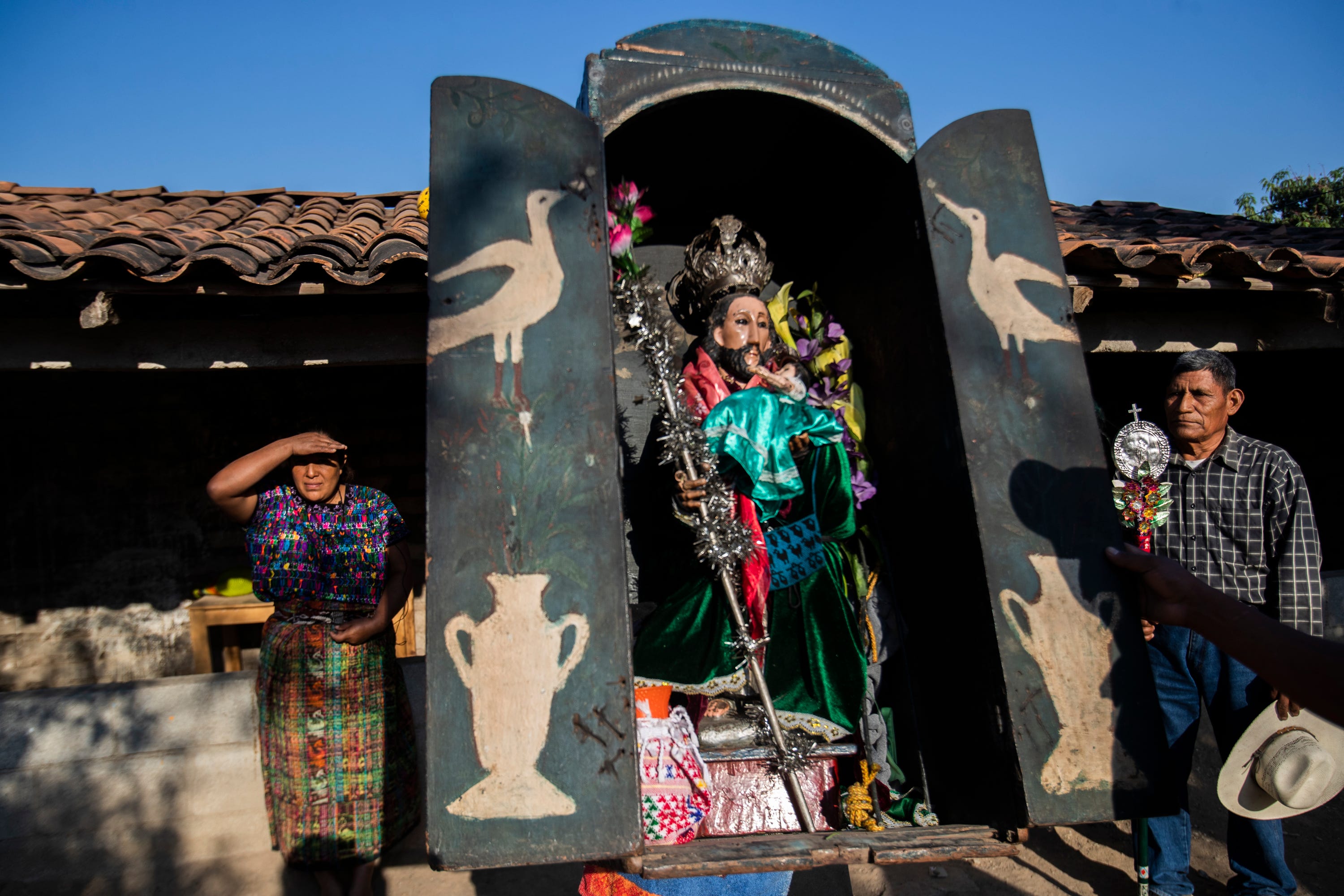 Miembros de la comunidad Maya Achi en Baja Verapaz, Guatemala, buscan donaciones para el Santo Patrono.
