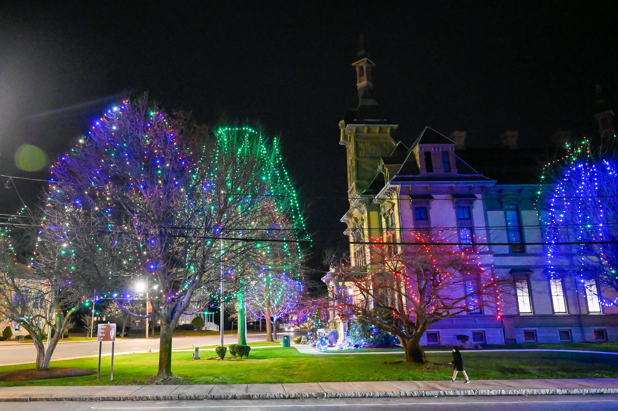 Holiday lights dazzle in Saugus Center