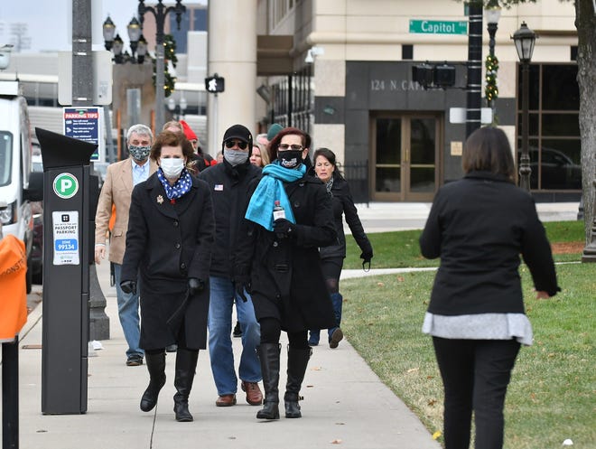 Un groupe d'électeurs républicains se dirige vers le Capitole de l'État du Michigan pour tenter d'entrer pour voter à Lansing, dans le Michigan, le 21 décembre.  14, 2020.