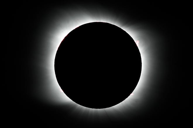 A lua cobre o sol durante um eclipse solar total em Piedra del Aguila, Argentina, segunda-feira, 14 de dezembro de 2020. O eclipse solar total era visível da região norte da Patagônia na Argentina e da Araucânia no Chile, e como um eclipse parcial de os dois terços inferiores da América do Sul.