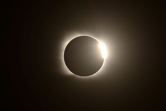O efeito do anel de diamante é visto durante o eclipse solar total de Villa Chocon, província de Neuquen, Argentina em 14 de dezembro de 2020.