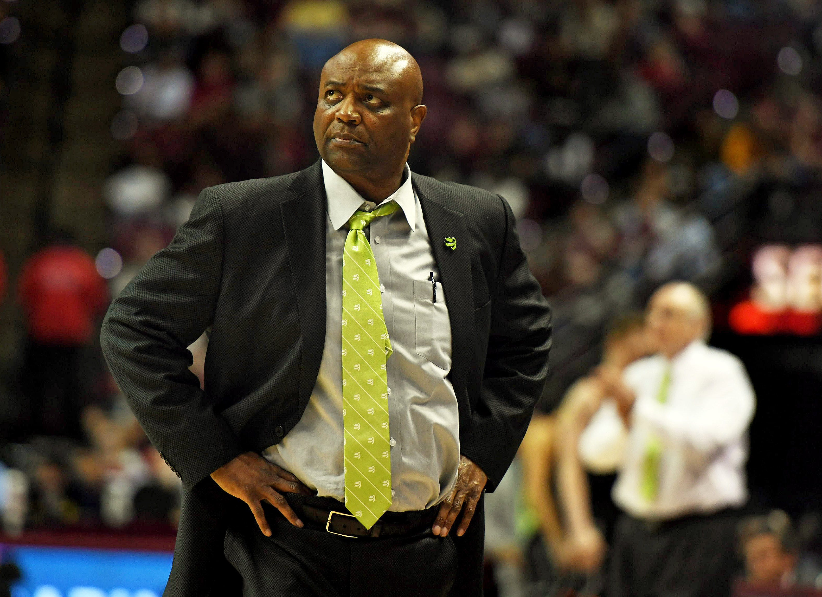 March Madness: Florida State men's basketball coach ruptures Achilles
