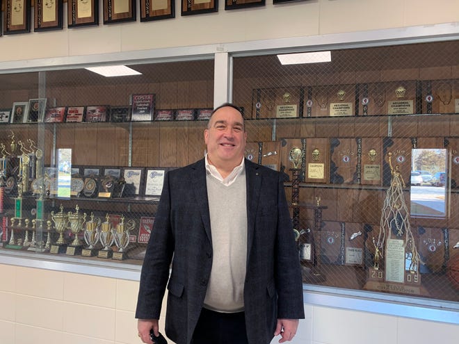 Now in his 31st year as a teacher and administrator, Don Farr is retiring this month as principal of Monmouth-Roseville Junior High. His last day is Friday.
