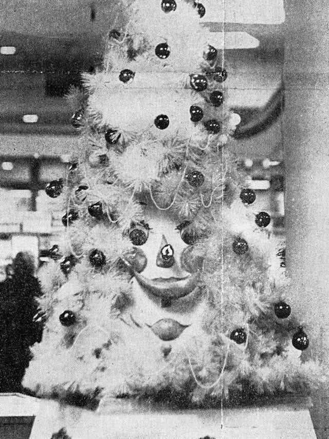 Talking Christmas Tree The Story Behind Bergner S Talking Christmas Tree In Peoria