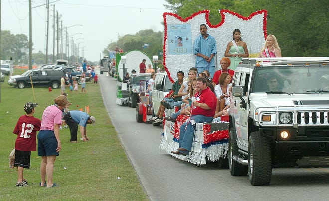 El desfile del Old Spanish Trail Festival se realiza a lo largo de una carretera secundaria en Crestview en 2006.