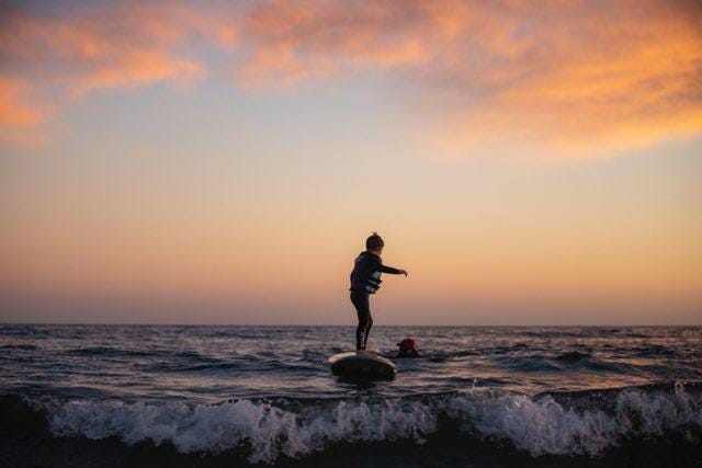 Un atleta de Gnome Surf atrapa una ola.