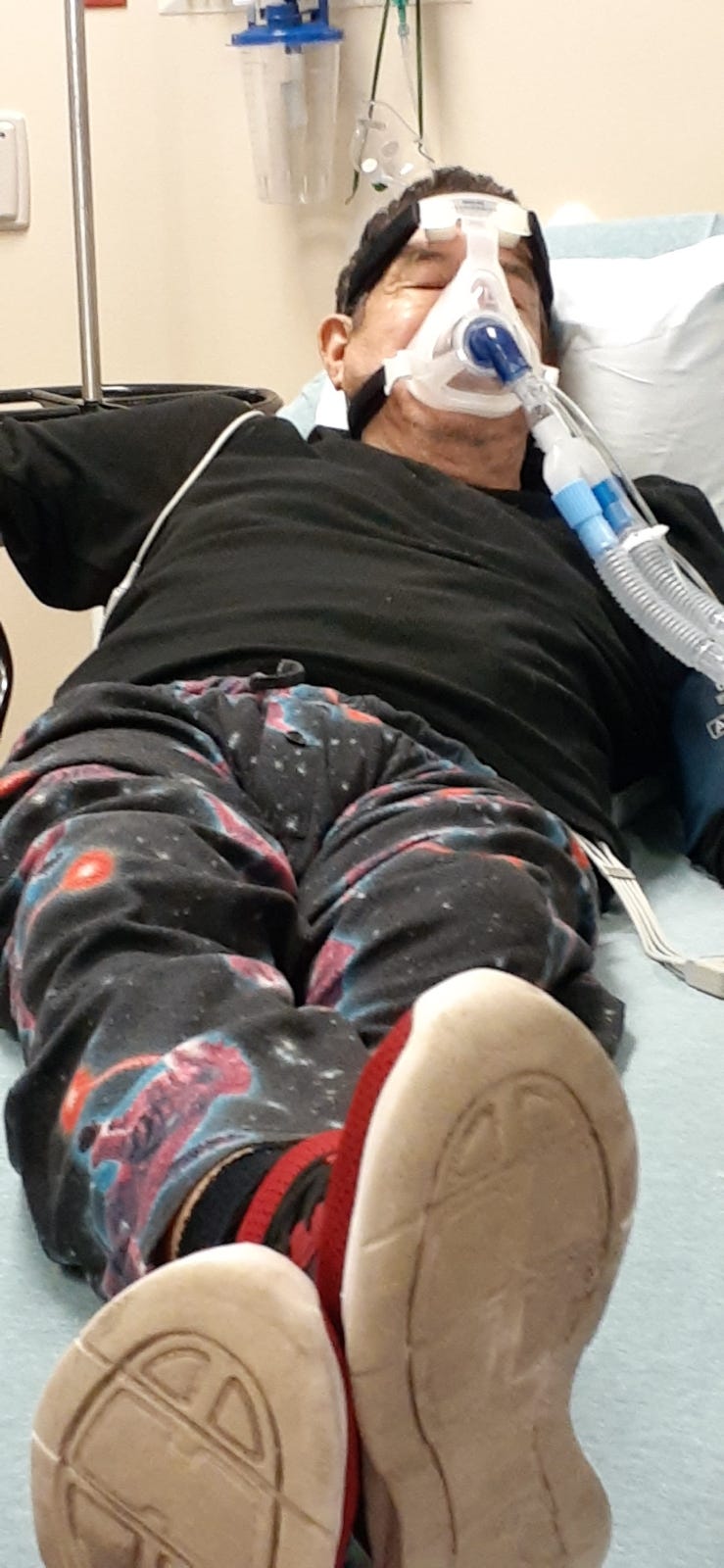 Juan Arizpe recibe tratamiento en el hospital, tras caer enfermo de COVID-19. El trabajador de 71 años murió tres días después de la enfermedad.
