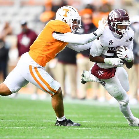 Tennessee linebacker Henry To'o To'o (11) tackles 