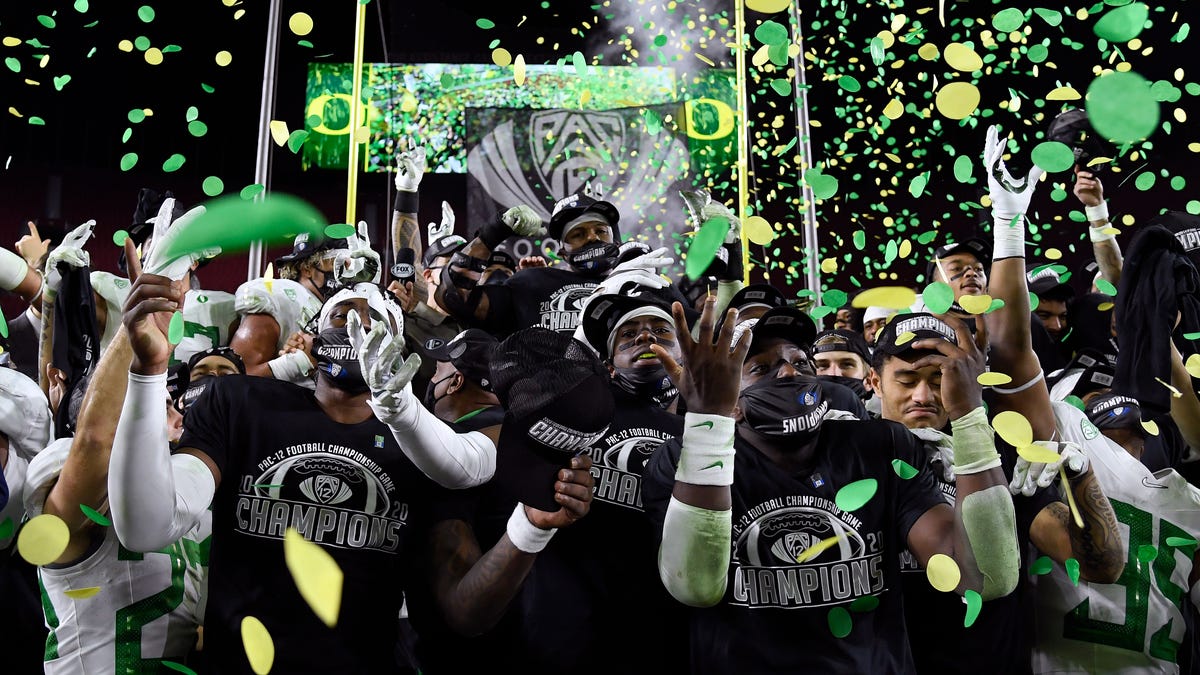 The Oregon Ducks celebrate a 31-24 win over the USC Trojans during the Pac-12 championship game Friday.