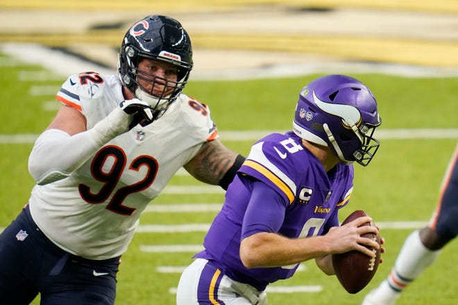 Chicago Bears defensive tackle Brent Urban (92) chases Minnesota Vikings quarterback Kirk Cousins (8) Sunday, in Minneapolis. The Bears won 33-27.