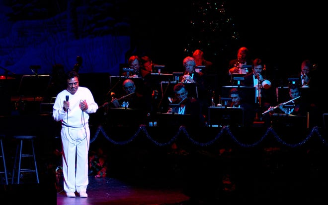 Singer Johnny Mathis performs on stage in 2002 in Thousand Oaks, California.