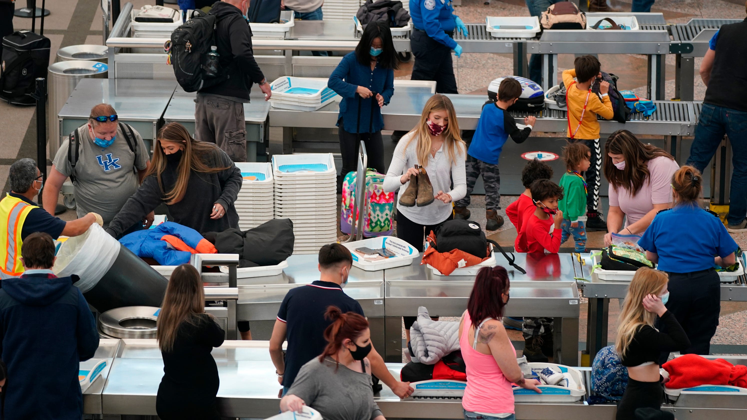 US holiday travel surges despite outbreak