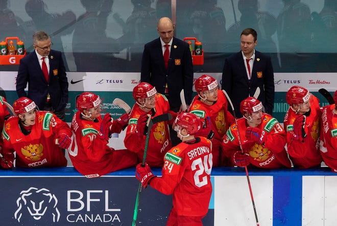 Der frühere Stürmer von Red Wings, Igor Larionov (links), ist der Trainer der russischen Mannschaft bei den Junioren-Weltmeisterschaften in Edmonton.