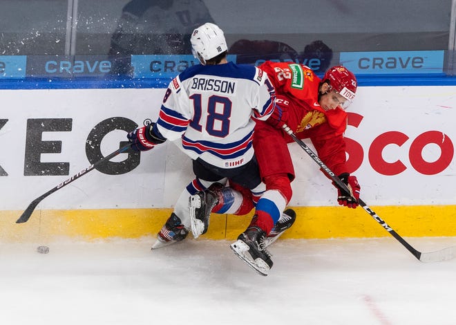 Brendan Brisson, links von der University of Michigan, beobachtet den Russen Marat Khusnutdinov während der dritten Periode bei den Junioren-Weltmeisterschaften in Edmonton.