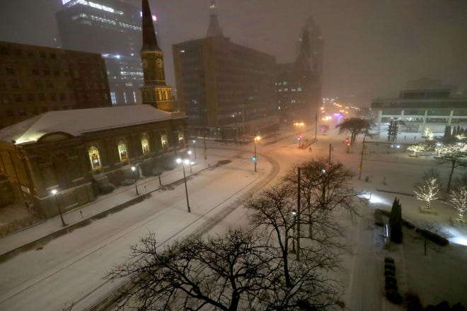 Snow falls on the corner of Kilbourn Avenue and Broadway in Milwaukee on Wednesday, Dec. 30, 2020.  Photos for time lapse  - Photo by Mike De Sisti / Milwaukee Journal Sentinel via USA TODAY NETWORK