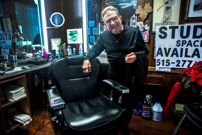 Sam Reese przeszedł na emeryturę po 62 latach pracy jako fryzjer.  Zamknął swój zakład fryzjerski w Uptown Center.