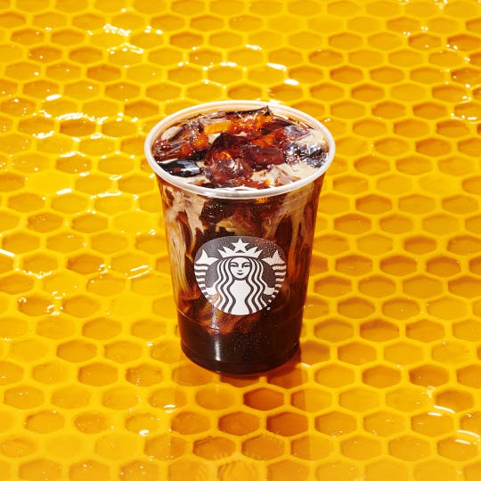 Starbucks tiene una nueva cerveza fría con leche de almendras y miel, disponible por tiempo limitado.