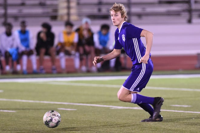 Wylie's Aden Kincaid (14) looks up to make a play with the ball during the 2021 game against Abilene High.