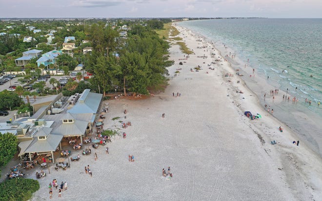 El restaurante frente al mar cuenta con un banco de arena en la isla Anna Maria, salmonete de Tampa Bay ligeramente frito para comidas originales.