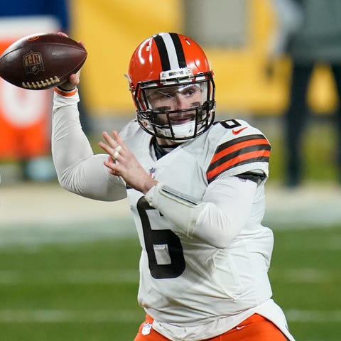 Browns quarterback Baker Mayfield (6) throws a pas