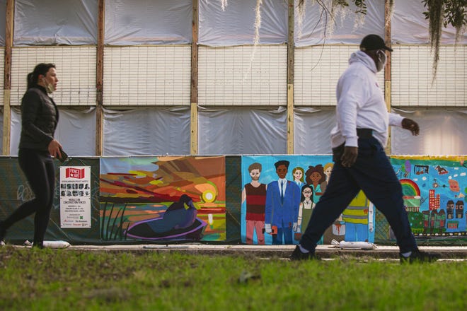 Artist Dana Richardson’s canvas decorates the fencing in front of the future SEDA office on Drayton Street.